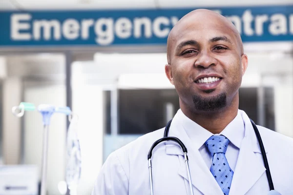 Doctor outside of the hospital — Stock Photo, Image