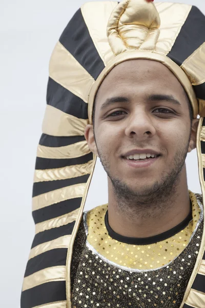 Homem usando uma cobertura para a cabeça do antigo Egito — Fotografia de Stock