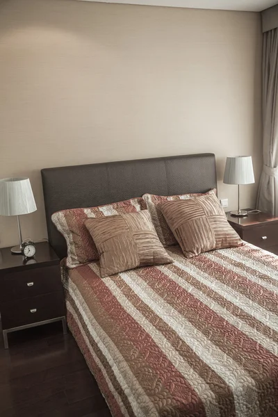 Luminoso y moderno dormitorio con colcha a rayas . — Foto de Stock