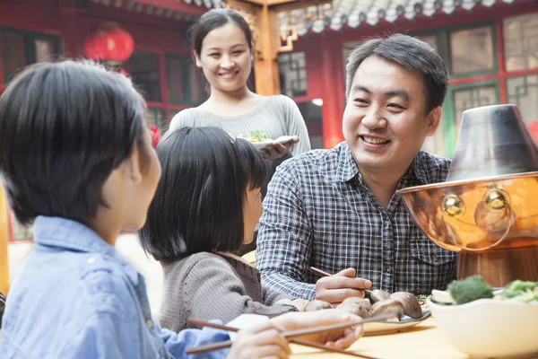 Family enjoying a traditional Chinese meal — Stock Photo, Image