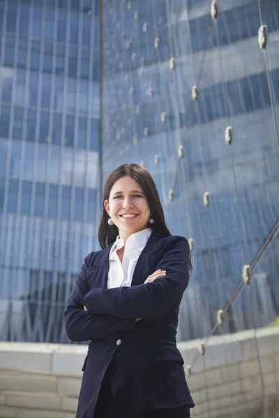 Young businesswoman with arms crossed outdoors — Stock Photo, Image