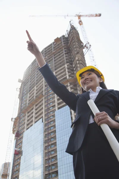 Architect pointing at a construction site — Stock Photo, Image