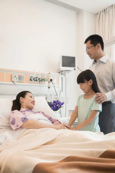 Family visiting the mother in the hospital — Stock Photo, Image