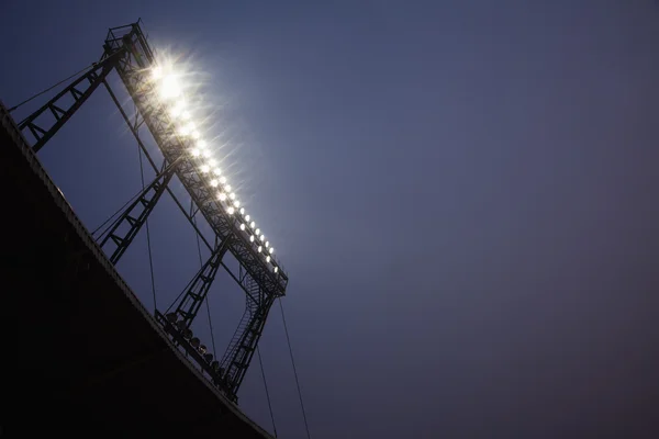 Прожекторы стадиона в ночное время — стоковое фото