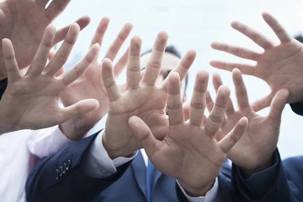 Vier mensen uit het bedrijfsleven de handen — Stockfoto