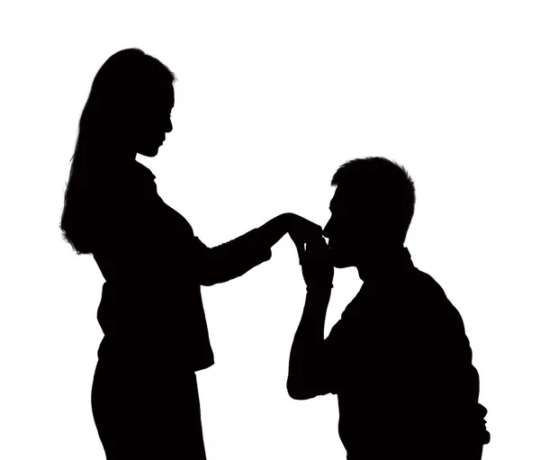 Silhueta de homem em um joelho, beijando a mão da mulher — Fotografia de Stock