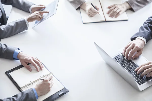 Gente de negocios durante una reunión de negocios — Foto de Stock