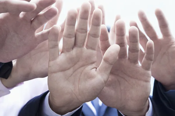 Четыре руки бизнесменов — стоковое фото