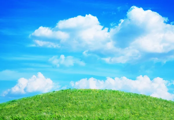 Green hill with blue sky and clouds — Stock Photo, Image