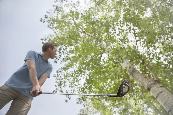 Adam golf sahasında golf topu vurmak hazır Başlarken — Stok fotoğraf