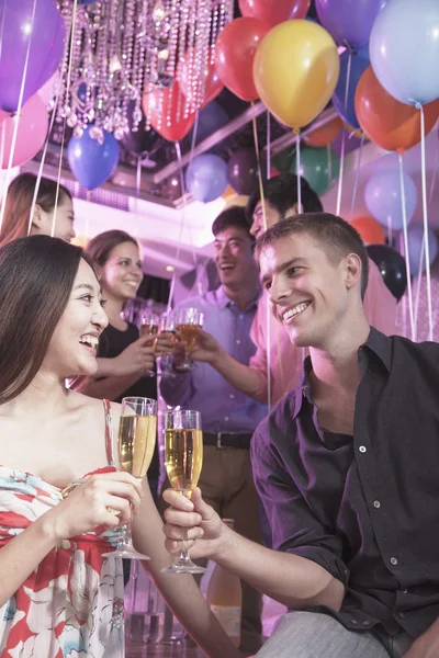 Vrienden vieren, roosteren met champagne — Stockfoto