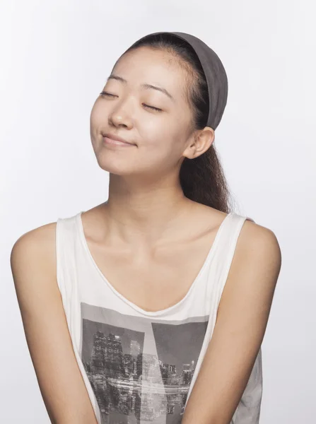 Lächelnde junge Frau mit geschlossenen Augen — Stockfoto