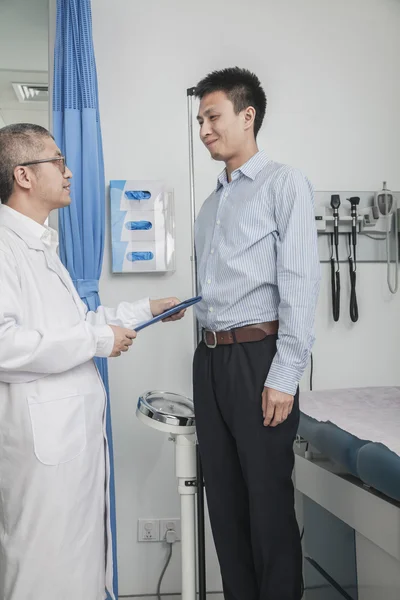 Medico in piedi e di fronte a un paziente — Foto Stock