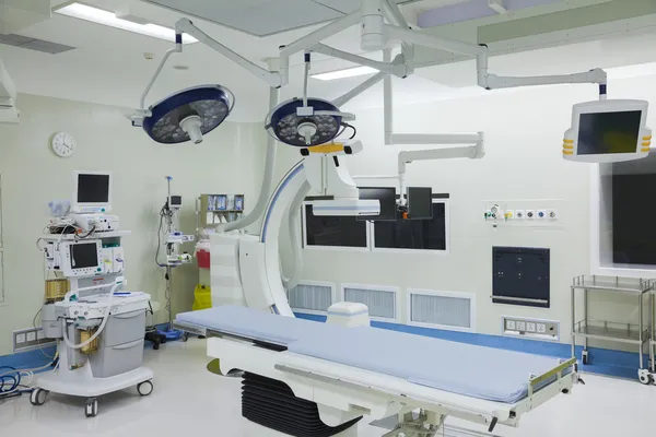 Sala de cirurgia com equipamento cirúrgico — Fotografia de Stock