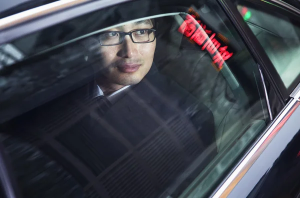 Podnikatel dívá oknem auta — Stock fotografie