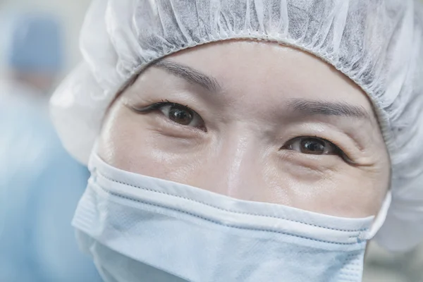 Surgeon with surgical mask and surgical cap — Stock Photo, Image