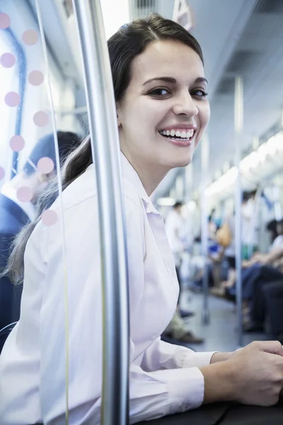 Zakenvrouw zittend op de metro — Stockfoto