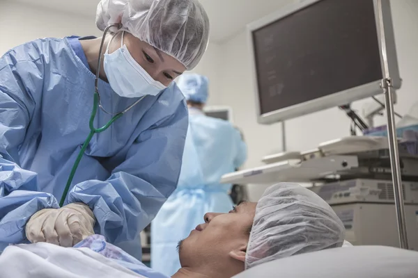 Surgeon consulting a patient — Stock Photo, Image