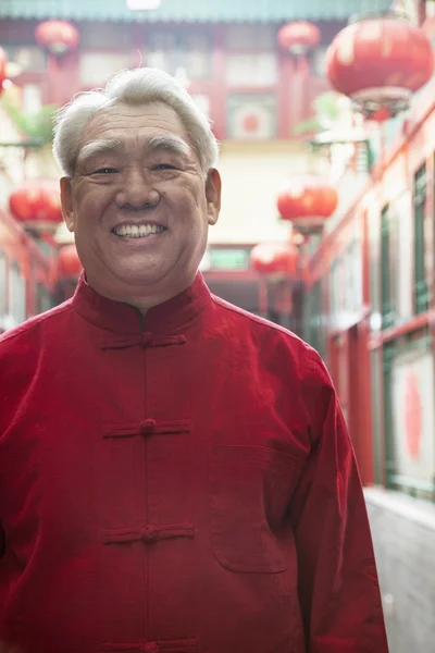Старший чоловік у китайський традиційний одяг — стокове фото