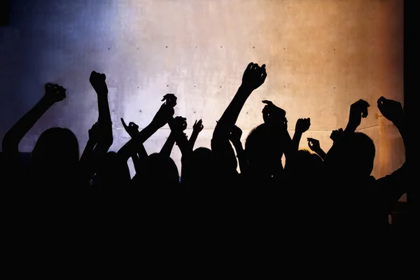 Multitud de jóvenes bailando en un club nocturno — Foto de Stock