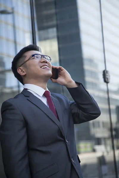 Businessman on the phone outside — Stock Photo, Image