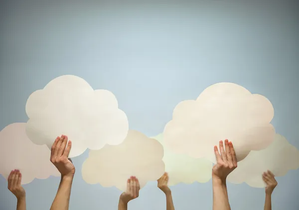 birden fazla el Holding Kağıt bulutlar kesmek