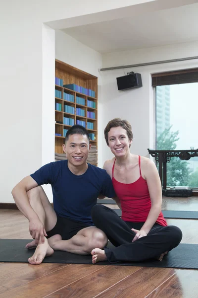 Two people relaxing in a yoga studio — Stock Photo, Image