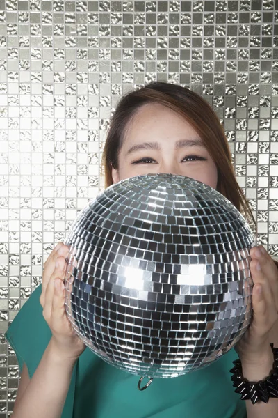 Femme tenant une balle disco — Photo