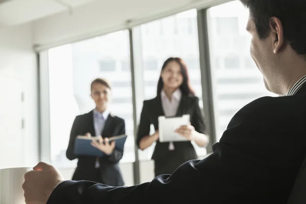 Vrouwelijke ondernemers presenteren tijdens een commerciële vergadering — Stockfoto