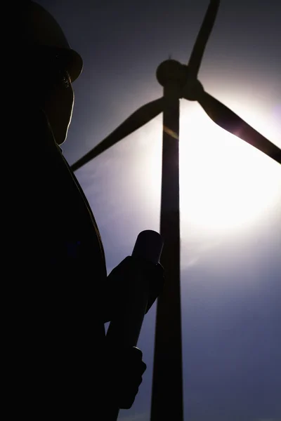 Engineer checking wind turbines on site — Stock Photo, Image