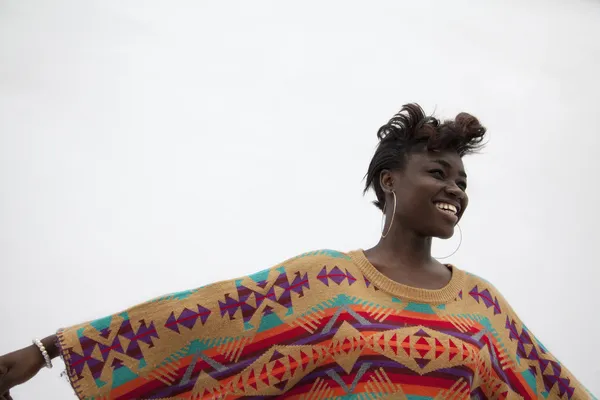 Frau in traditioneller Kleidung aus Afrika — Stockfoto