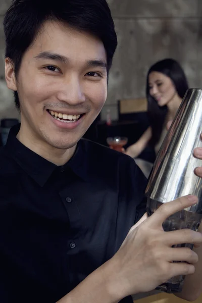 Bartender making cocktails — Stock Photo, Image