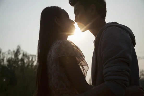 Silhouette of young couple — Stock Photo, Image