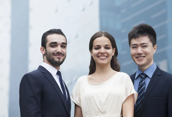 Drie lachende mensen uit het bedrijfsleven, buitenshuis — Stockfoto