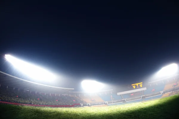 Γήπεδο ποδοσφαίρου και νυχτερινό ουρανό — Φωτογραφία Αρχείου