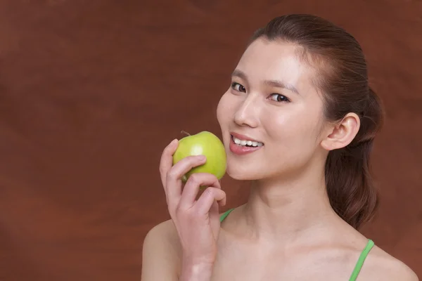 Mujer sosteniendo una manzana — Foto de Stock