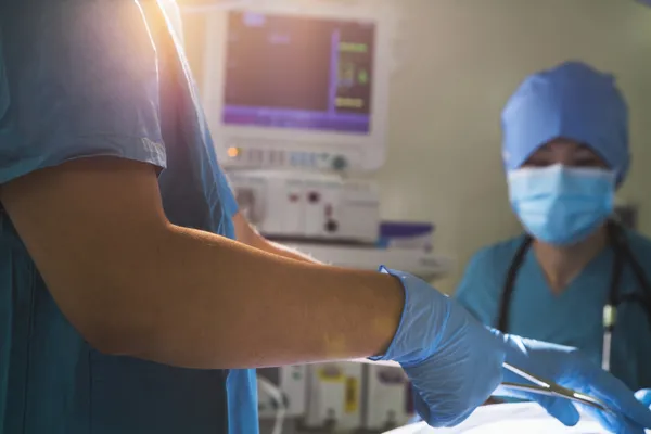 Surgeon holding surgical equipment — Stock Photo, Image