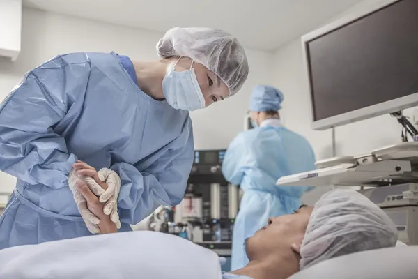 Surgeon consulting a patient — Stock Photo, Image