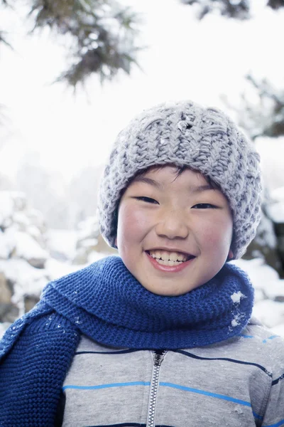 Uśmiechnięty chłopiec w śniegu — Zdjęcie stockowe