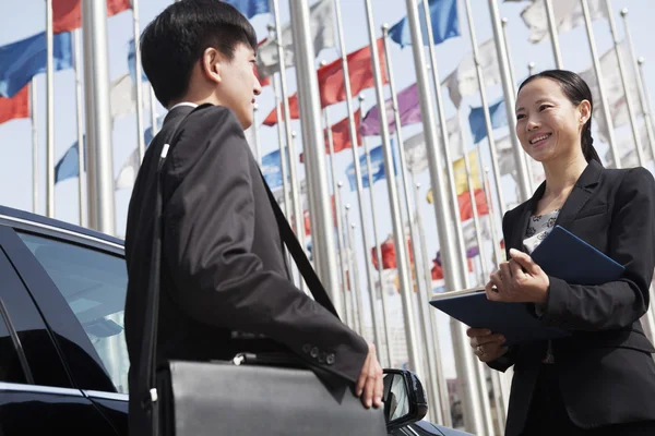 Businesspeople meeting outdoors — Stock Photo, Image