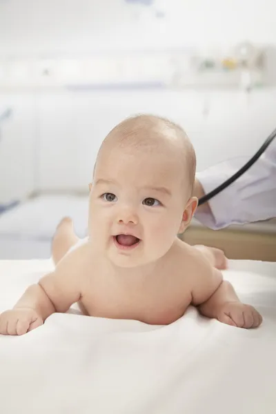 Doctor checking baby's heart beat — Stock Photo, Image