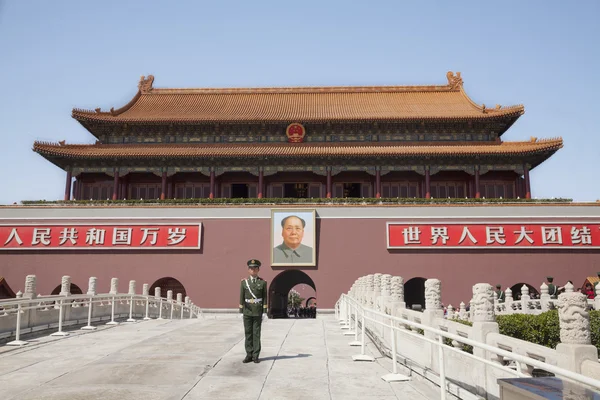 Portão da Paz Celestial com Retrato e Guarda de Mao — Fotografia de Stock