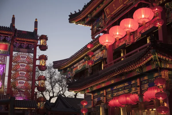 Edificios chinos tradicionales iluminados al atardecer en Beijing —  Fotos de Stock
