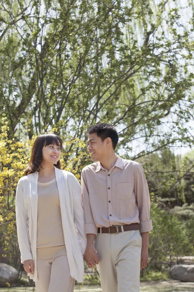 Pareja dando un paseo por el parque —  Fotos de Stock