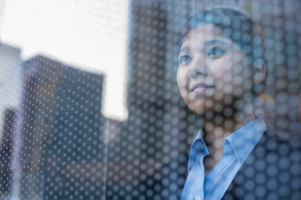 Zakenvrouw door raam uitkijken — Stockfoto