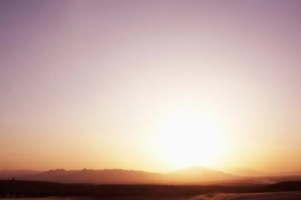 Sun coming down over the mountains — Stock Photo, Image