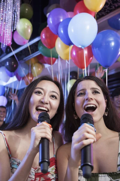 Friends singing together at karaoke — Stock Photo, Image
