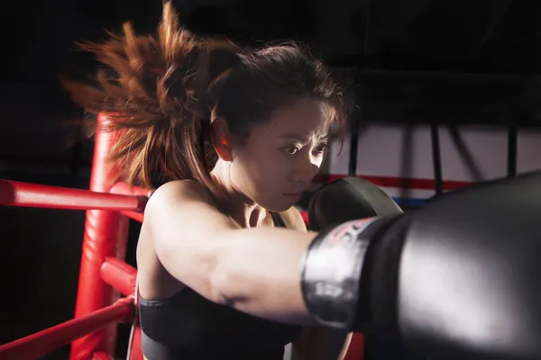 Vrouwelijke bokser gooien een punch — Stockfoto