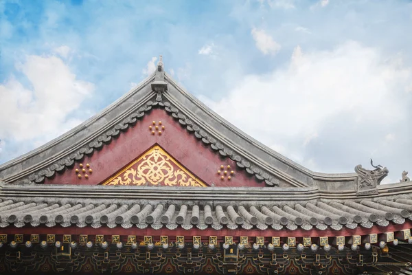 Verzierte Dachziegel auf chinesischem Gebäude — Stockfoto