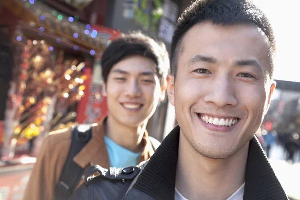 Männer mit chinesischer Architektur im Hintergrund — Stockfoto